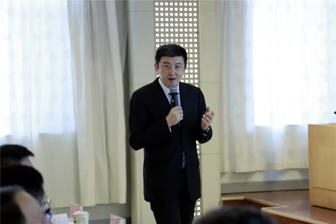 王延明教授为兖州煤业价值管理及创新发展培训班授课